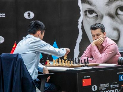 Ding y Niepómniashi, durante el Mundial de ajedrez de 2023.