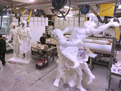 Esculturas realizadas en los talleres del Teatro Real para la escenografía de 'Aquiles en Esciros'.