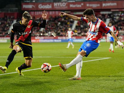 El defensa del Girona Miguel Ortega Gutiérrez, dispara ante Andrei Ratiu.