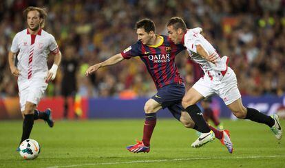 Messi intenta eludir el marcaje de Cala.