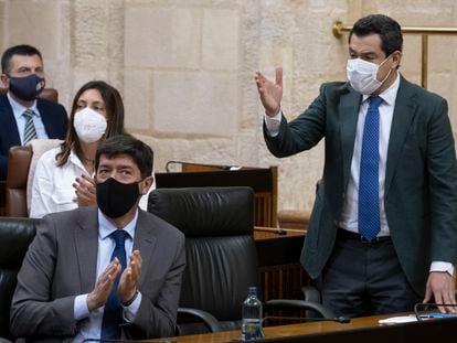 El presidente de la Junta de Andalucía, Juan Manuel Moreno, durante su intervención en el Parlamento regional junto al vicepresidente,  Juan Marín.