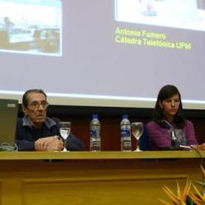 Antonio Fumero, Enrique Meneses y Claudia Dans, asistentes de la conferencia