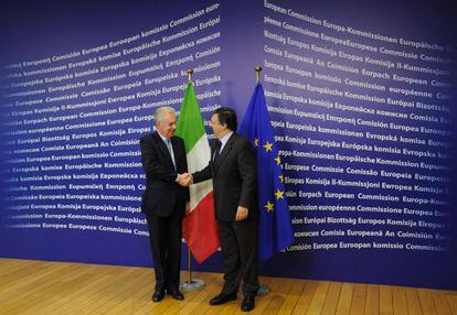 Mario Monti saluda a Jose Manuel Barroso.