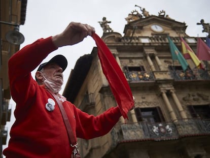 Pamplona ha vivido, por segundo año consecutivo, un 6 de julio atípico, en el que no ha habido chupinazo anunciador de los Sanfermines ni un gentío vestido de blanco y rojo en las calles de la ciudad, debido a la suspensión de las fiestas a causa de la covid-19.