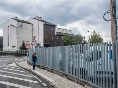 Una mujer saliendo de la sede de la empresa municipal Emulsa de Gijón.