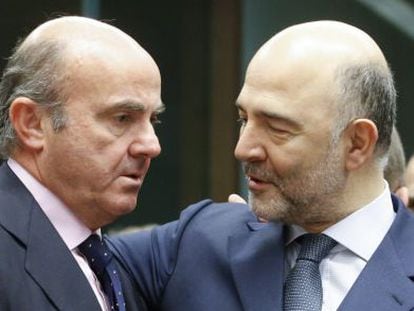 El ministro de Econom&iacute;a en funciones, Luis de Guindos, y el comisario europeo de Asuntos Econ&oacute;micos, Pierre Moscovici.