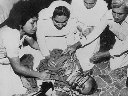 Monseñor en la iglesia de San Salvador donde fue asesinado. En vídeo, ¿quién mató a Óscar Romero?