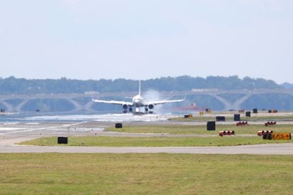 Un avión comercial aterriza en el aeropuerto Nacional Reagan en Arlington, Virginia.