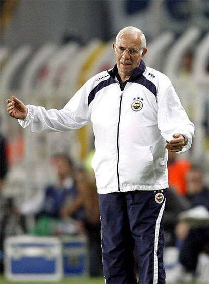 El ex seleccionador, dirigiendo un encuentro del Fenerbahçe