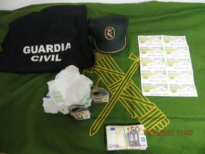 Billetes falsos y cupones de la ONCE utilizados por los detenidos para los timos.