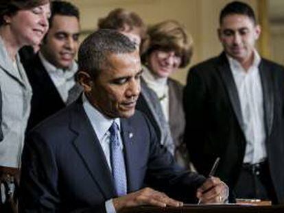 El presidente estadounidense Barack Obama firma un decreto para ampliar el pago de horas extras a millones de trabajadores durante un acto celebrado en la Casa Blanca, Washington, Estados Unidos.