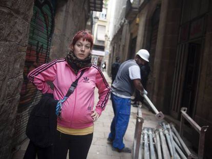 Beatriz Riera, davant del pis desallotjat que els operaris comencen a tapiar.