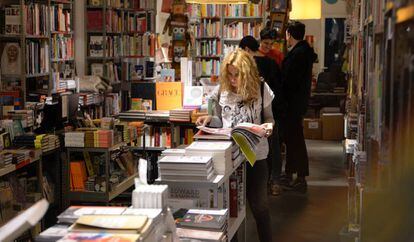 Varios clientes en la librería Panta Rhei de Madrid.