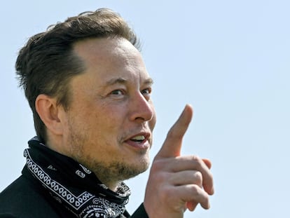 FILE PHOTO: Tesla CEO Elon Musk gestures as he visits the construction site of Tesla's Gigafactory in Gruenheide near Berlin, Germany, August 13, 2021. Patrick Pleul/Pool via Reuters/File Photo