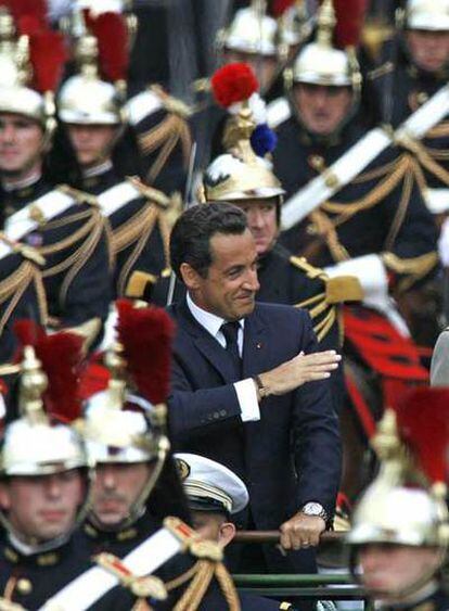 Nicolas Sarkozy saluda durante el desfile por los Campos Elíseos.
