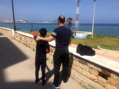 Karim y su vecino, el niño Abdel Alí, señalan hacia Ceuta desde Fnideq (antigua Castillejos), este viernes.
