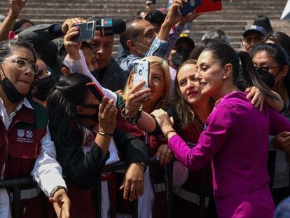 Claudia Sheinbaum se fotografía con sus seguidores antes de su cuarto informe de Gobierno, el 3 de octubre de 2022, en Ciudad de México.