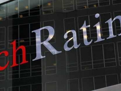 Logotipo de la agencia de calificación Fitch Ratings en su sede principal en Nueva York