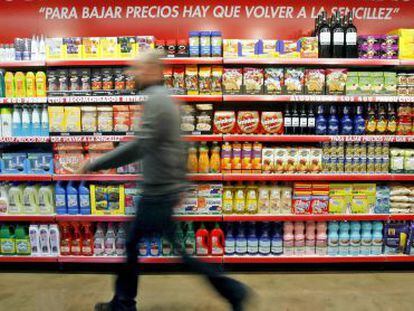 Un hombre pasa ante las estanterias de un supermercado. 
