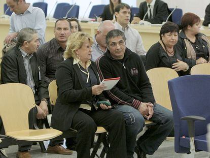 Zakhar Kalashov -en la imagen, junto a su intérprete-, durante la celebración del juicio en la Audiencia Nacional, en noviembre de 2009.