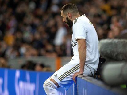 Karim Benzema se lamenta en un momento del partido contra el Athletic.