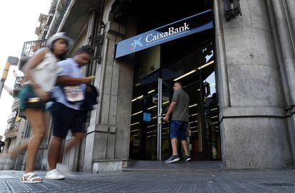 Una oficina de Caixabank en la Gan Via de les Corts Catalanes, Barcelona.