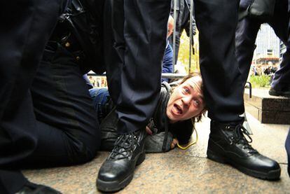 Un manifestante de Ocupa Wall Street es detenido durante el desalojo del campamento en Nueva York.