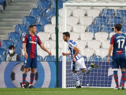 Merino celebra el gol de la victoria ante Bardhi, Duarte y Vukcevic.