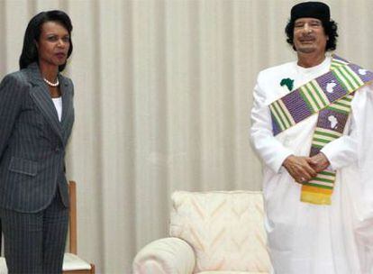 Condoleezza Rice y Muammar el Gaddafi, ayer en Trípoli.