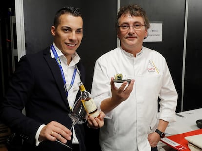 Guillermo Cruz, exsumiller de Mugaritz, junto al cocinero Andoni Aduriz en la XVI edición de la cumbre gastronómica internacional Madrid Fusión, en 2018.