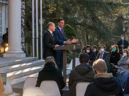 El canciller alemán, Olaf Scholz, y el presidente del Gobierno, Pedro Sánchez, este lunes en La Moncloa.