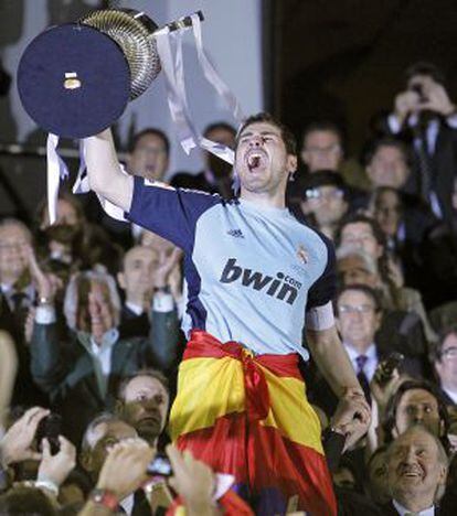 Casillas ofrece los aficionados la Copa del Rey.