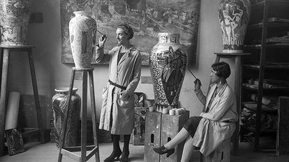 Una fotografía, tomada en 1928, de mujeres decorando objetos de alfarería en la escuela de cerámica de Francisco Abril, que se expone en 'Los 20 de los XX', en El Águila.