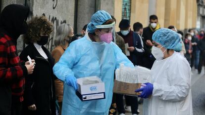 Dos sanitarias reparten pruebas Covid, en Madrid.
