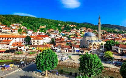 La ciudad kosovar de Prizren con la mezquita de Sinan Pasha (a la derecha de la imagen).