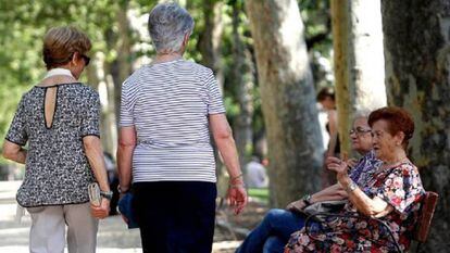 Mujeres jubiladas en el Retiro (Madrid).