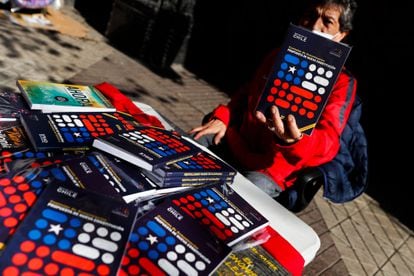 Un vendedor ofrece copias de la propuesta constitucional a la venta en el centro de Santiago de Chile, el pasado martes.