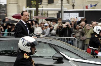 François Hollande por la avenida de los Campos Elíseos tras ser investido como presidente de Francia. Miles de ciudadanos esperan bajo la lluvia para saludar al nuevo jefe del Estado.