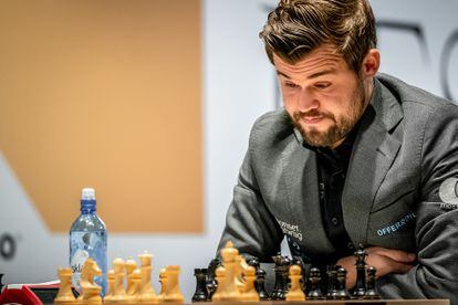 Carlsen, surprised by Niepómniachi's 8th move