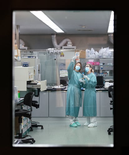 Investigadoras en el Laboratorio de Bioseguridad de Nivel 3 de IrsiCaixa. Barcelona.