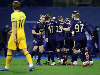 Harry Kane observa como los jugadores del Dinamo celebran un gol durante el partido de vuelta de octavos de la Europa League este jueves.
