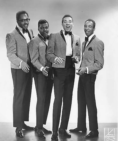Smokey Robinson & The Miracles. Robinson es el tercero empezando por la izquierda.