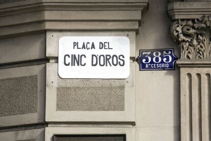 La plaça de Joan Carles I de Barcelona és coneguda popularment com la plaça del Cinc d'Oros.