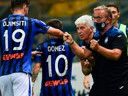 'Papu' Gómez celebra con el entrenador del Atalanta Gian Piero Gasperini (tercero por la izquierda) el gol de la victoria de los bergamascos ante el Parma.