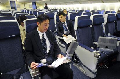 Inspectores revisan la cabina de un Boeing de All Nippon Airways.