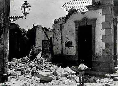 Un niño contempla los estragos causados en Almería por el ataque alemán sufrido a finales de mayo de 1937.