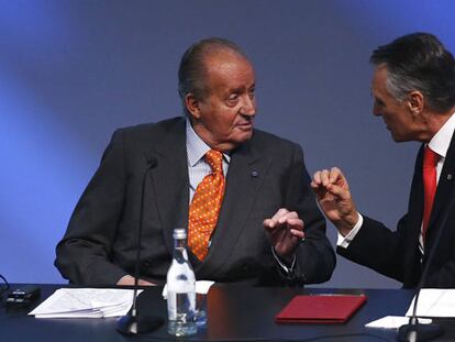 Don Juan Carlos y el presidente portugués, Aníbal Cavaco Silva, ayer en Lisboa.