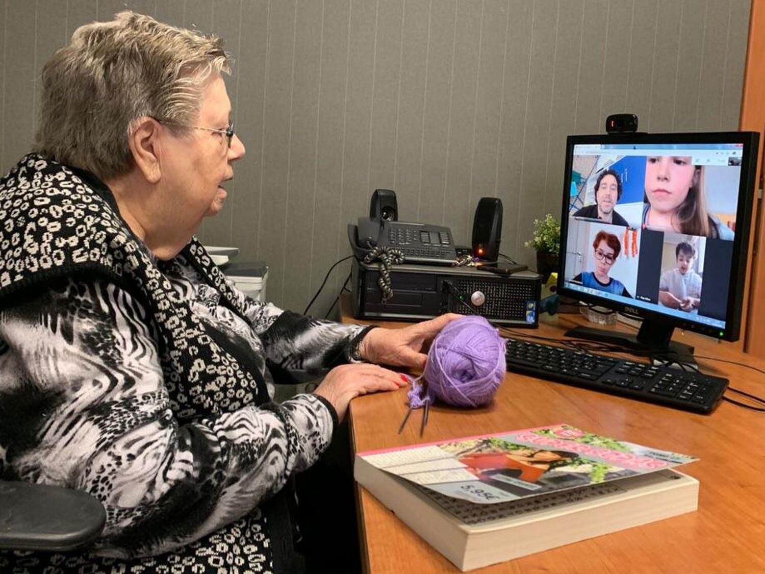 Catalina Alvarado habla por videoconferencia después de haber aprendido a usar las nuevas tecnologías. FERNANDO RAMOS