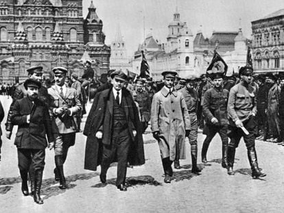 Lenin, en el centro, en un desfile en la plaza roja de Moscú el 25 de mayo de 1919.