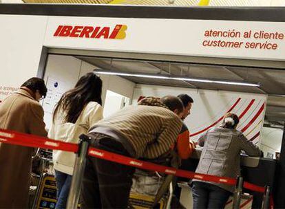 Clientes de Iberia reclaman en las oficinas de la compañía.